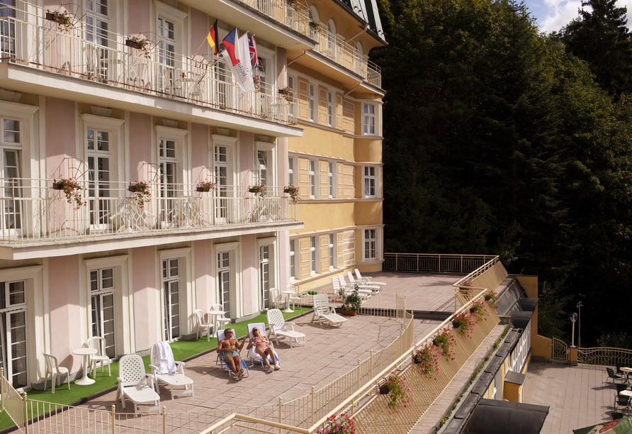 Genießen Sie die Sonne auf der schönen Terrasse des Hotels.