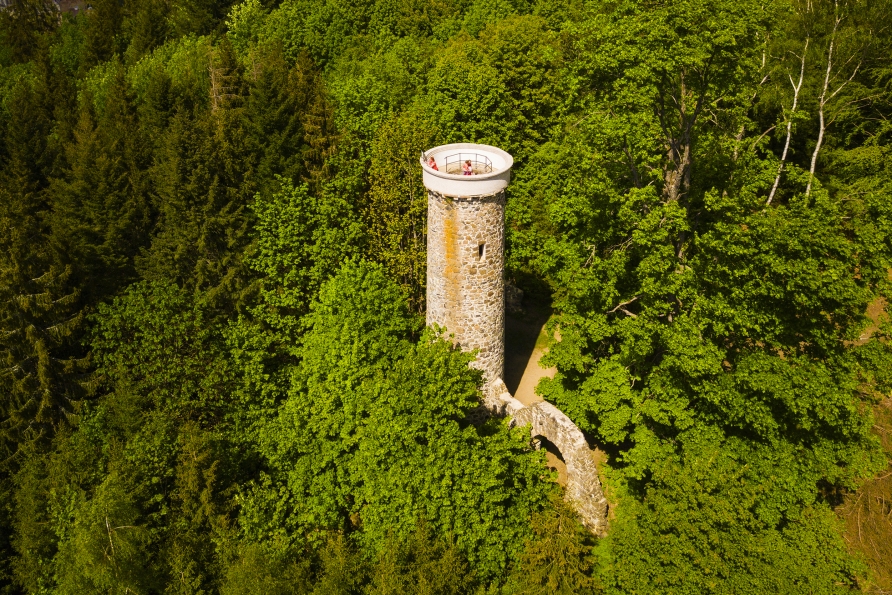 Unternehmen Sie eine Wanderung zum Aussichtsturm Hamelika und genießen Sie die atemberaubende Aussicht.