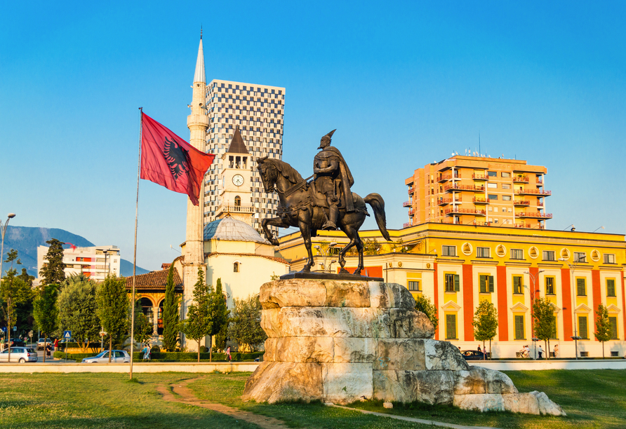 Den berühmten Skanderbeg-Platz und vieles mehr sehen Sie bei einer Stadttour durch Tirana.