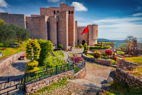 Die imposante Burg von Kruja erhebt sich über die Stadt und bietet in der Morgensonne einen eindrucksvollen Blick auf die albanische Landschaft.