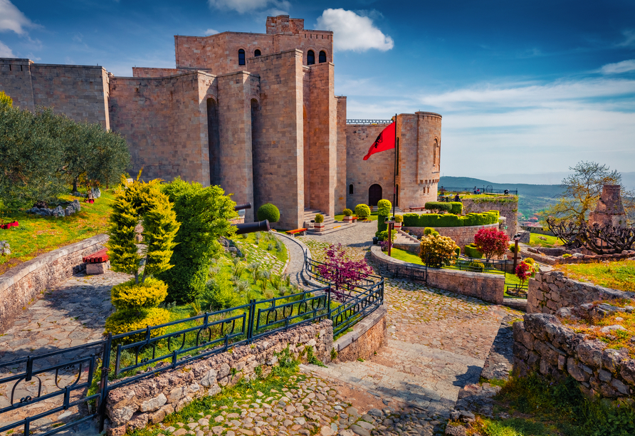 Die imposante Burg von Kruja erhebt sich über die Stadt und bietet in der Morgensonne einen eindrucksvollen Blick auf die albanische Landschaft.