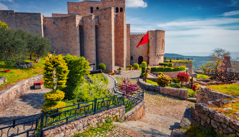 Die imposante Burg von Kruja erhebt sich über die Stadt und bietet in der Morgensonne einen eindrucksvollen Blick auf die albanische Landschaft.