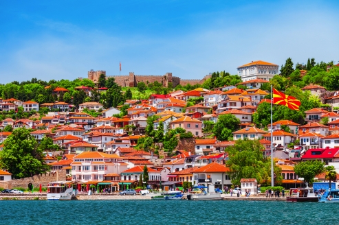 Blick auf die nordmazedonische Stadt Ohrid vom gleichnamigen See aus.