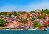 Blick auf die nordmazedonische Stadt Ohrid vom gleichnamigen See aus.
