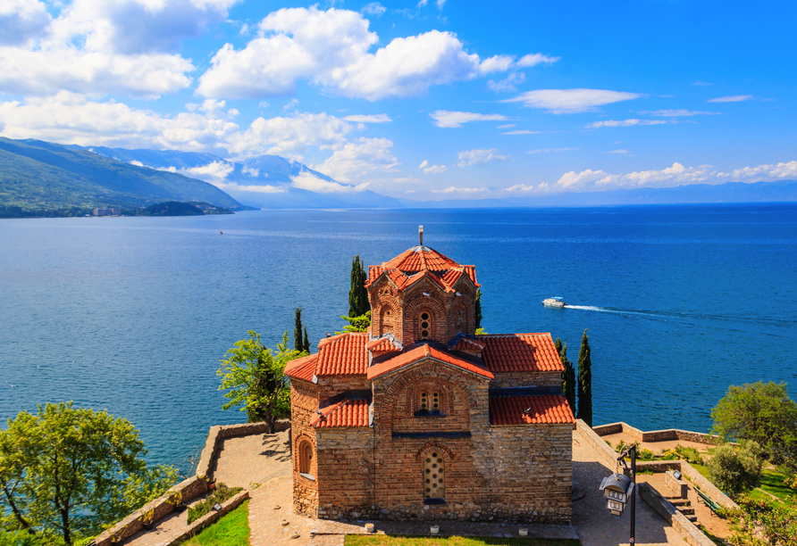 Freuen Sie sich auf eine Bootsfahrt auf dem Ohridsee in Nordmazedonien.