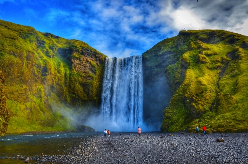 Lassen Sie sich von Naturschönheiten wie dem Wasserfall Skógafoss beeindrucken.