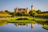 Das Schweriner Schloss spiegelt sich im Wasser des Sees.