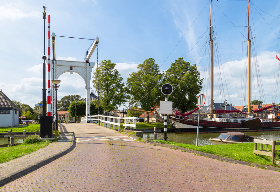 In dem Fischerort Stavoren am Ostufer des IJsselmeers erwartet Sie eine idyllische Atmosphäre.