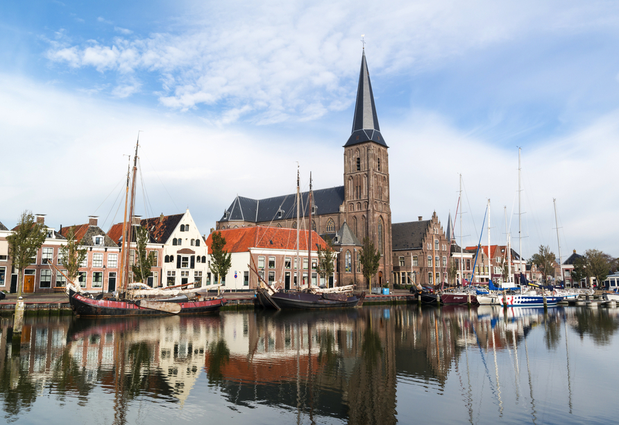 Die St. Michaelskirche in Harlingen liegt direkt am Hafen und ist ein schönes Ausflugsziel.