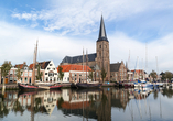 Die St. Michaelskirche in Harlingen liegt direkt am Hafen und ist ein schönes Ausflugsziel.