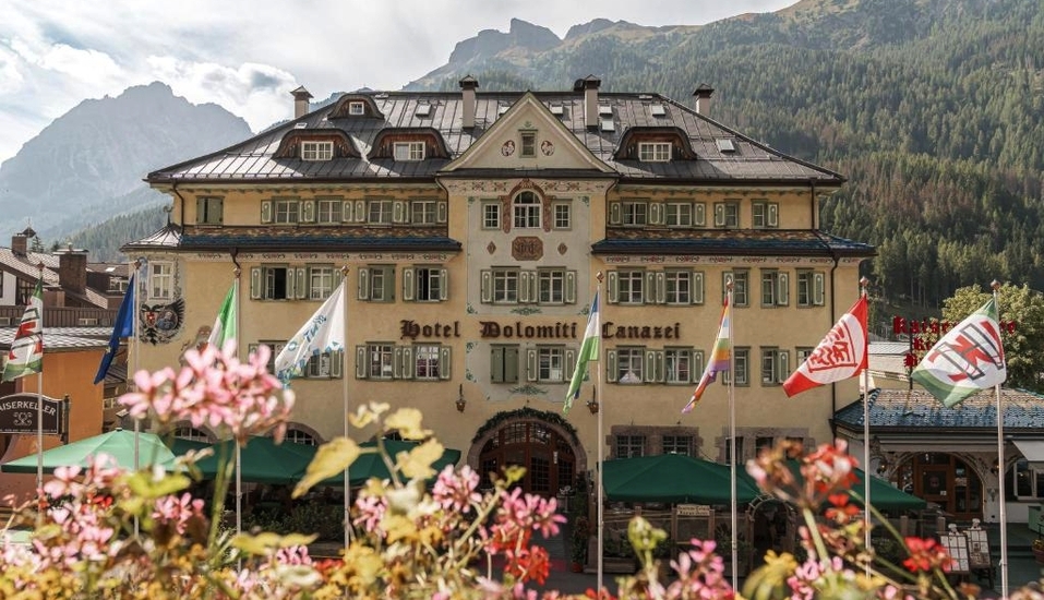 Herzlich willkommen im Schlosshotel Dolomiti in Canazei.