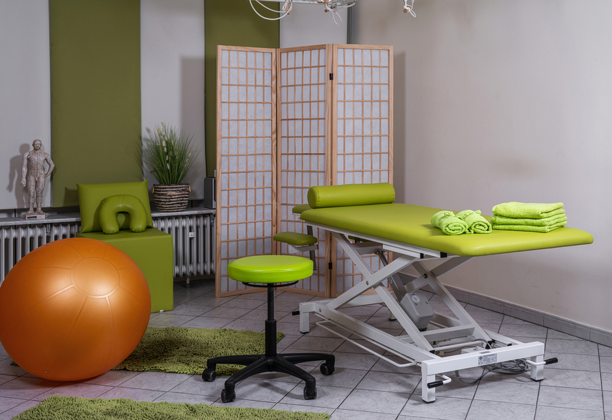 Erholsame Wellnessanwendungen werden in der hauseigenen Physiotherapie-Praxis angeboten.