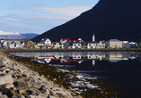 Ísafjörður am Skutulsfjörður erwartet Sie in den Westfjorden von Island.