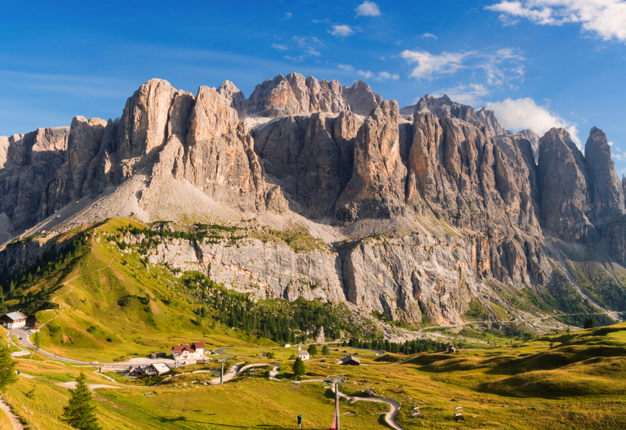 Die mächtige Felsgruppe Sella in den Dolomiten