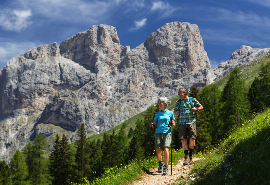 Freuen Sie sich auf traumhafte Wanderungen im Bergpanorama der Dolomiten.
