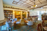Gönnen Sie sich in der Lobby-Bar ein kühles Bier oder einen Cocktail. 