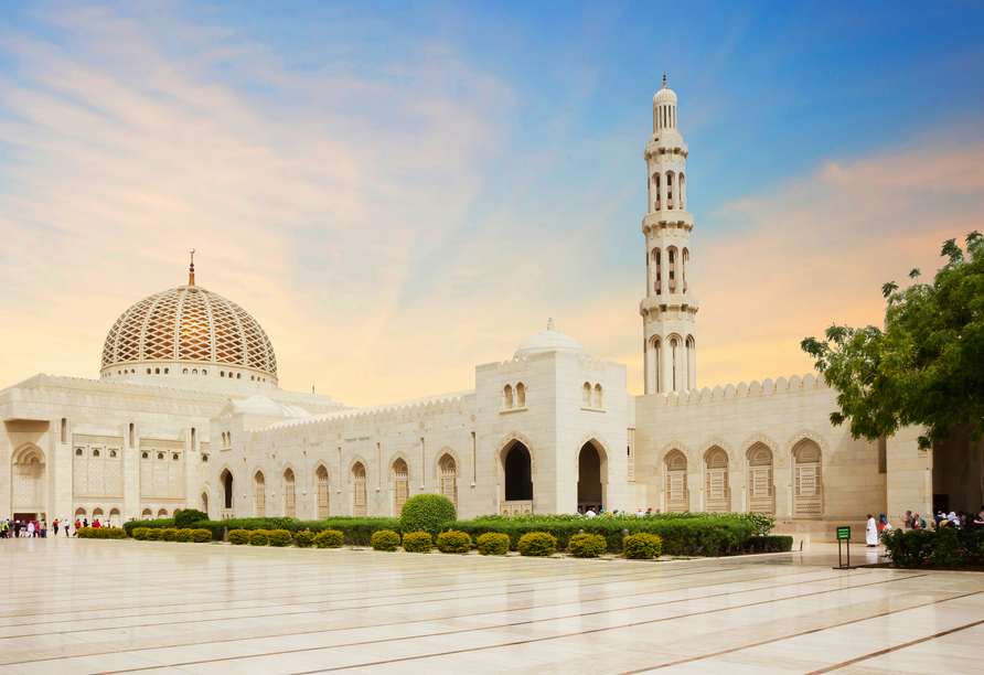 Die beeindruckende Sultan-Qabus-Moschee in Maskat im Oman ist eine der größten Gebetsstätten des Islams.
