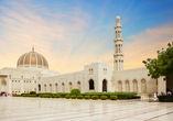Die beeindruckende Sultan-Qabus-Moschee in Maskat im Oman ist eine der größten Gebetsstätten des Islams.