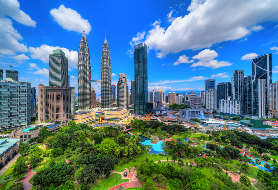 Die Zwillingstürme Petronas Towers sind das Wahrzeichen von Kuala Lumpur.