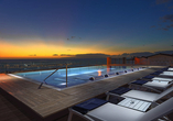 Entspannen Sie am Pool des Hotels H10 Costa Adeje Palace auf Teneriffa.