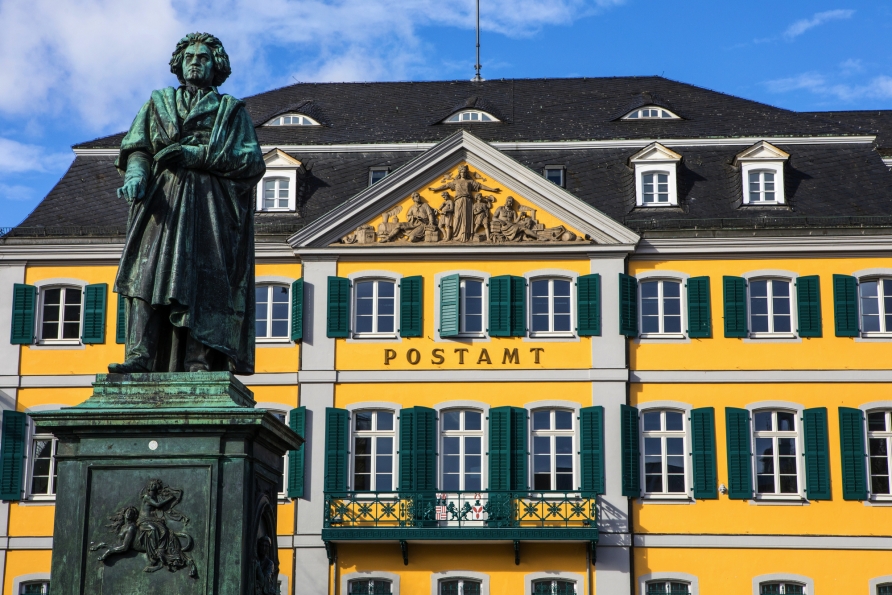 Besuchen Sie das Beethoven-Denkmal und Alte Postgebäude in Bonn.