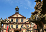 Auch das historische Rathaus von Rastatt mit dem barocken Brunnen auf dem angrenzenden Marktplatz ist einen Besuch wert.