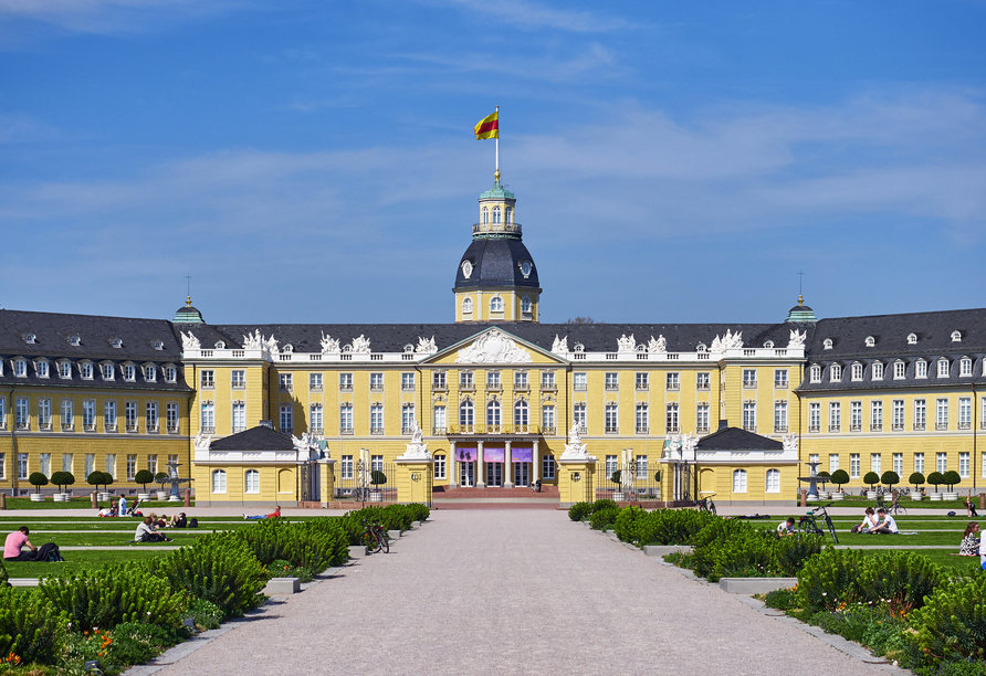 Wer einen Ausflug nach Karlsruhe machen möchte, kann auch dort ein prachtvolles Schloss bewundern.