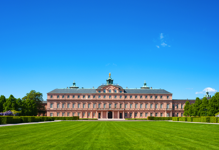 Das berühmte Residenzschloss Rastatt und seine weitläufige Parkanlage erwarten Sie direkt vor Ihrem Hotel.
