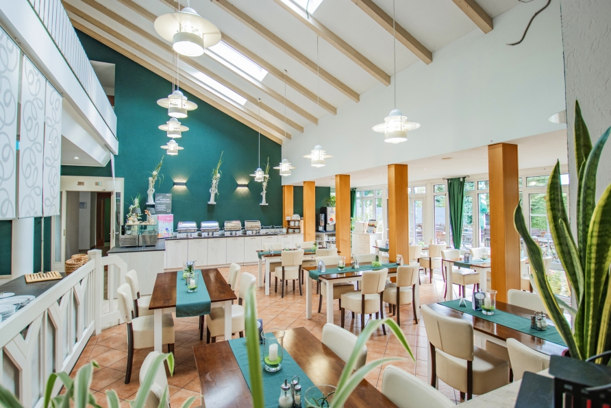 Im Wintergarten-Restaurant frühstücken Sie in heller Atmosphäre.