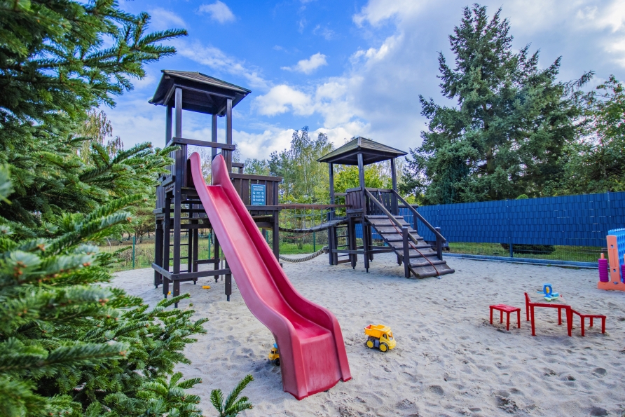 Der Spielplatz lädt zum Toben ein.