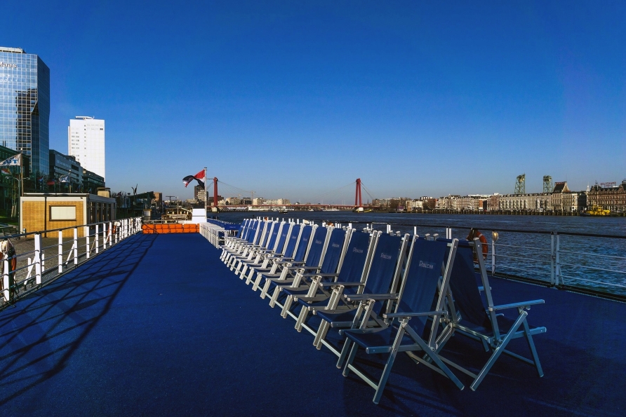 Vom Sonnendeck können Sie wunderbar die vorüberziehende Landschaft betrachten.