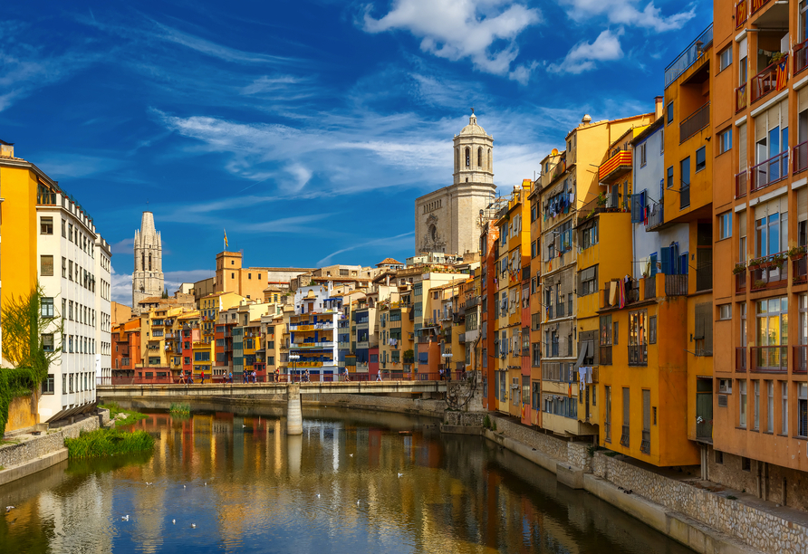 Lassen Sie sich in Girona von mittelalterlichen Bauwerken und hübschen bunten Häusern verzaubern.