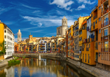 Lassen Sie sich in Girona von mittelalterlichen Bauwerken und hübschen bunten Häusern verzaubern.