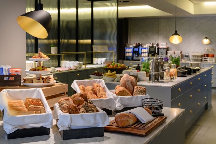 Gönnen Sie sich ein ausgiebiges Frühstück, um in den Tag zu starten.