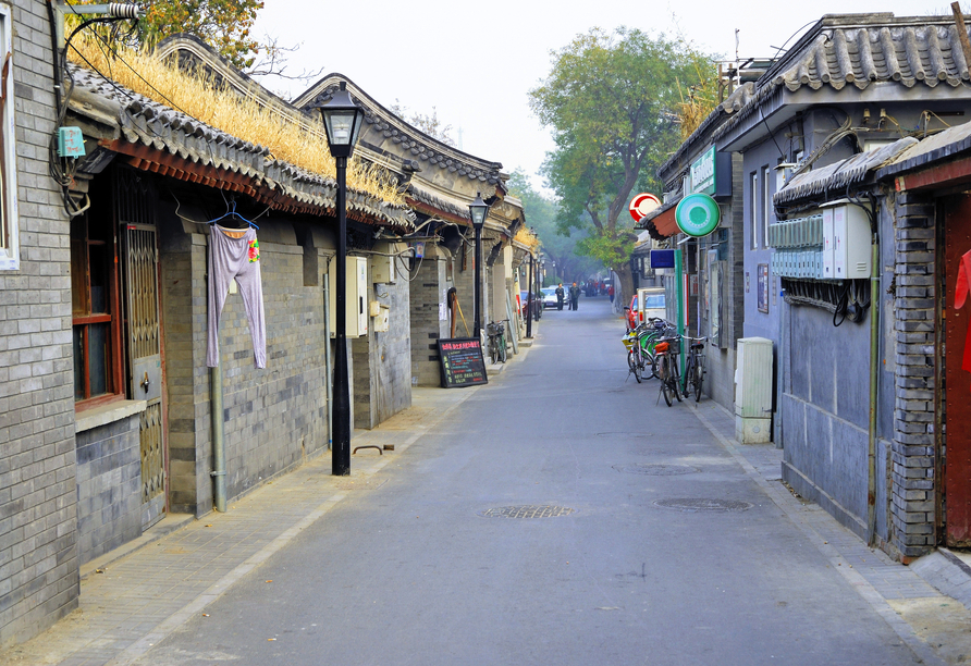 Sie spazieren durch die historischen Hutongs, die engen Gassen, die sich durch die Pekinger Altstadt winden.