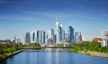 Frankfurts Skyline beeindruckt am Tag...