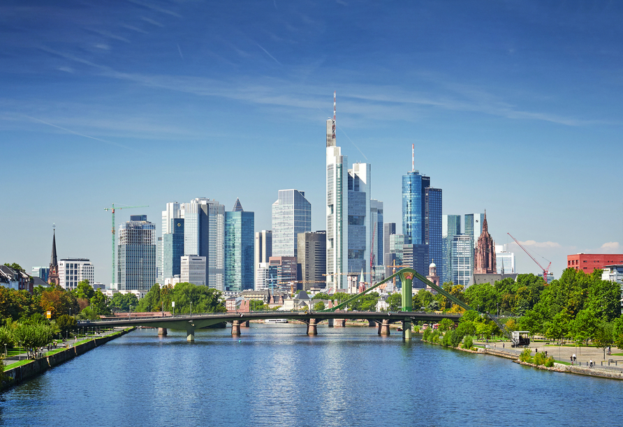 Frankfurts Skyline beeindruckt am Tag...