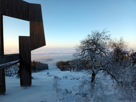 Skulptur Windklang auf dem Erbeskopf in schneebedeckter Landschaft