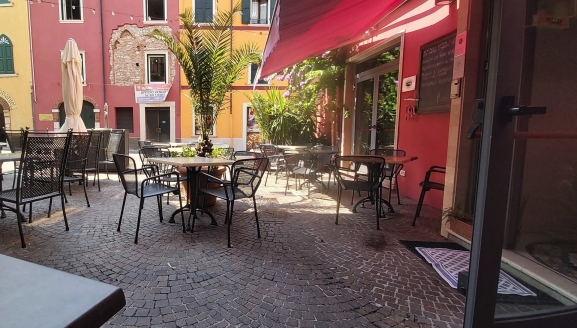Die Außenterrasse Ihres Hotels in Castelletto di Brenzone lädt Sie zu entspannten Stunden ein.