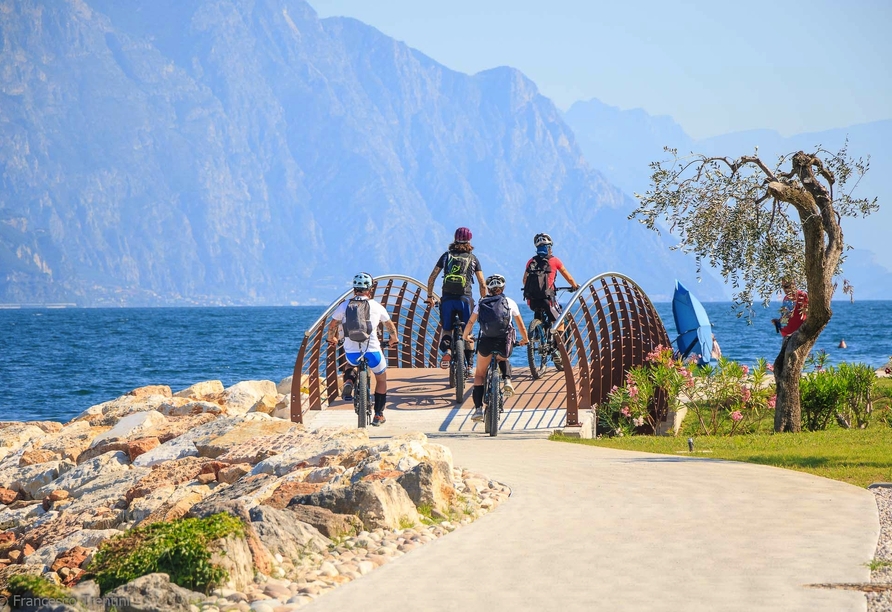 In der Nähe Ihres Hotels befinden sich unzählige Fahrrad- und Fußwege rund um den Gardasee.