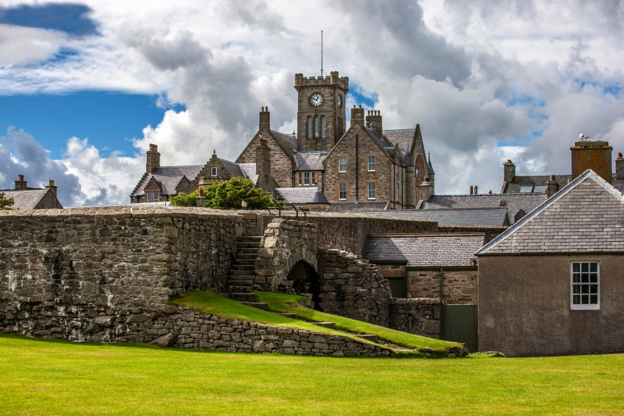 Je nach Reisetermin besuchen Sie auch Lerwick auf den Shetland-Inseln.