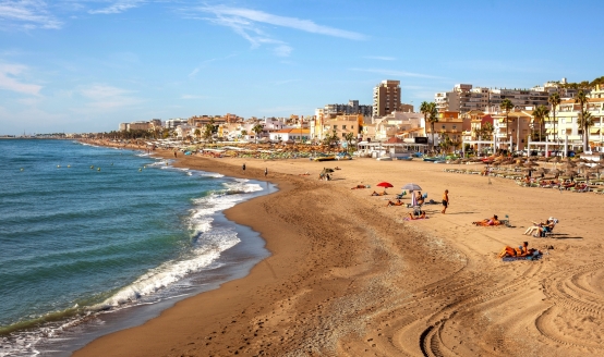 Torremolinos erwartet Sie mit langen Sandstränden an der Costa del Sol.