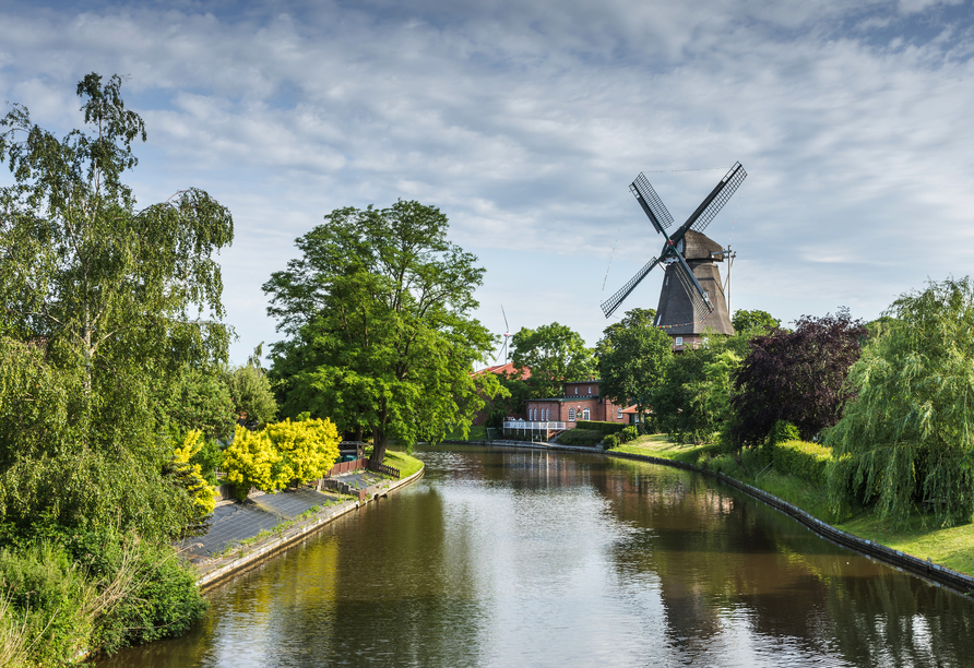 Bestaunen Sie die historische Windmühle in Hinte bei Emden.