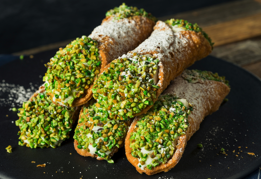 Probieren Sie unbedingt auch sizilianische Spezialitäten wie Cannoli.