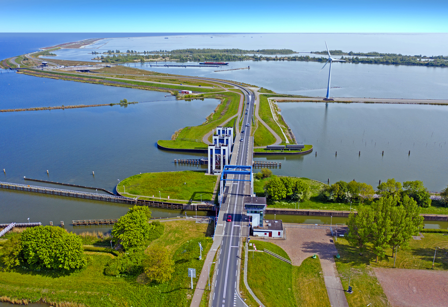 Deich zwischen Enkhuizen und Lelystad in den Niederlanden