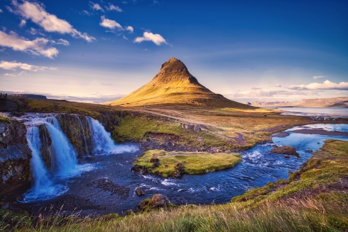 Der markante Berg Kirkjufell und die Wasserfälle der Snæfellsnes-Halbinsel zeigen Island von seiner sagenhaft schönen Seite.