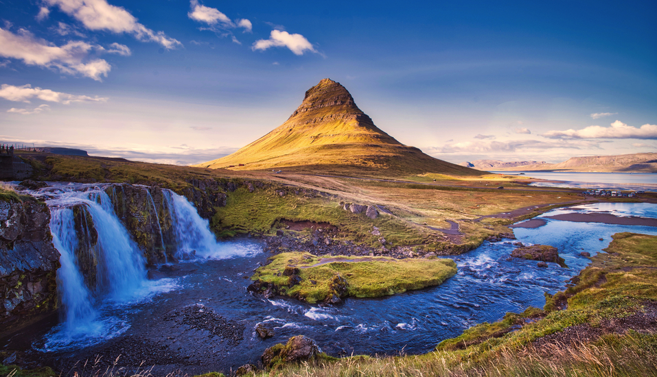 Der markante Berg Kirkjufell und die Wasserfälle der Snæfellsnes-Halbinsel zeigen Island von seiner sagenhaft schönen Seite.