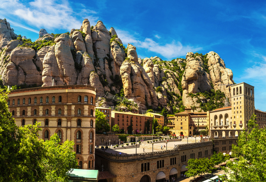 Mit der Zahnradbahn geht es für Sie zum Kloster von Montserrat, das auf einer Höhe von 720 Metern unglaubliche Ausblicke bietet.