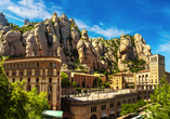 Mit der Zahnradbahn geht es für Sie zum Kloster von Montserrat, das auf einer Höhe von 720 Metern unglaubliche Ausblicke bietet.