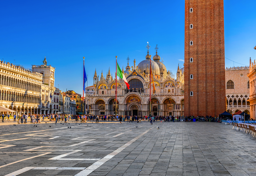 Der wunderschöne Blick auf die Basilika San Marco und auf den Markusplatz in Venedig wird Sie begeistern.